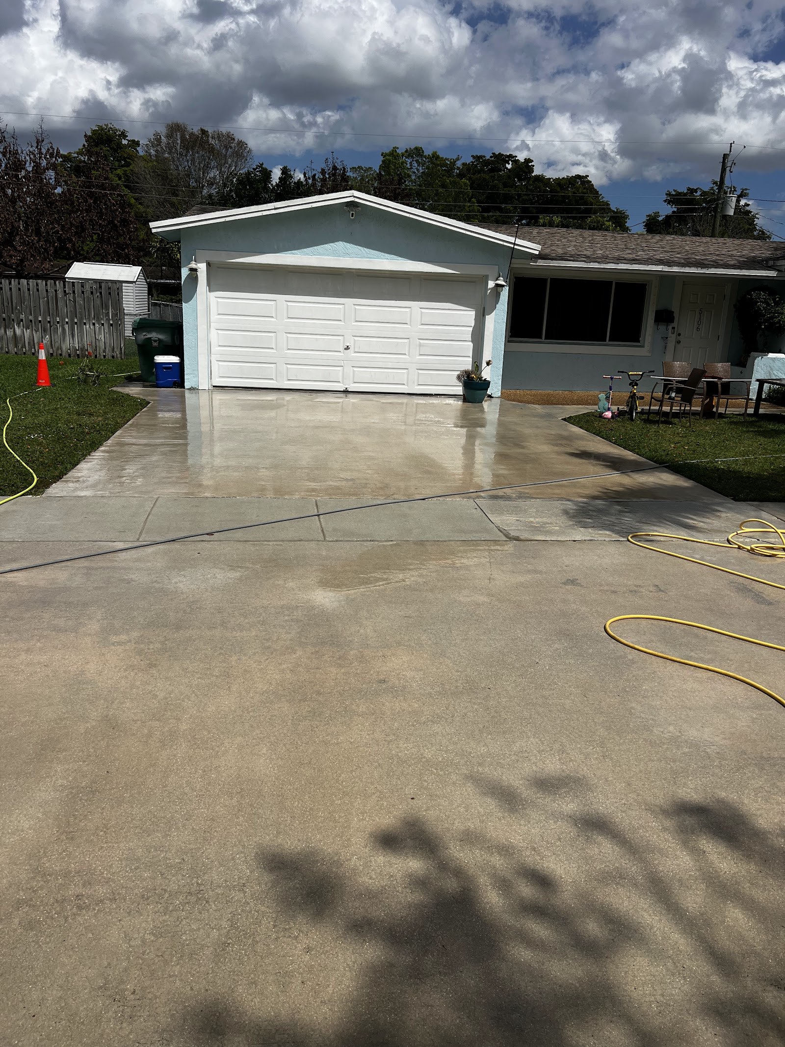 Concrete driveway, deep-cleaned edge to edge